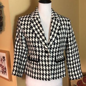 CHADWICK’S size 4 Petite Houndstooth Black & White
1 Button $149 NEW